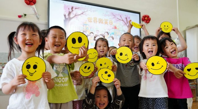 Cina: gli studenti celebrano la Giornata mondiale del sorriso (3)