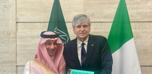 مازي يلتقي وزير السياحة السعودي ويشدد على التعاون والحوار