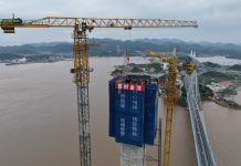 Cina: terminate le due torri principali del ponte stradale-ferroviario Taoyaomen (1)