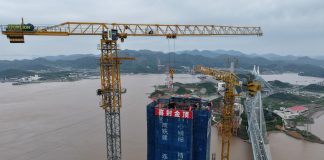 Cina: terminate le due torri principali del ponte stradale-ferroviario Taoyaomen (1)