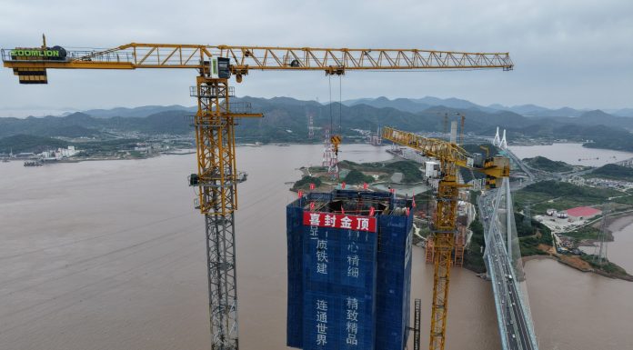 Cina: terminate le due torri principali del ponte stradale-ferroviario Taoyaomen (1)