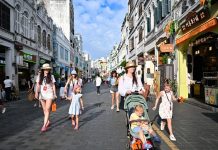 Cina: Haikou, la Qilou Old Street è diventata una meta popolare per turisti (1)