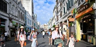 Cina: Haikou, la Qilou Old Street è diventata una meta popolare per turisti (1)