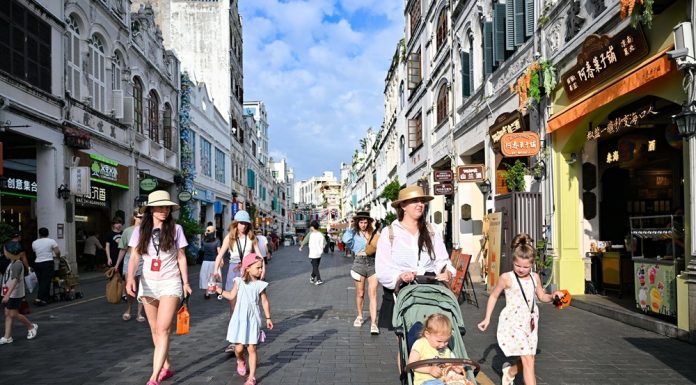 Cina: Haikou, la Qilou Old Street è diventata una meta popolare per turisti (1)