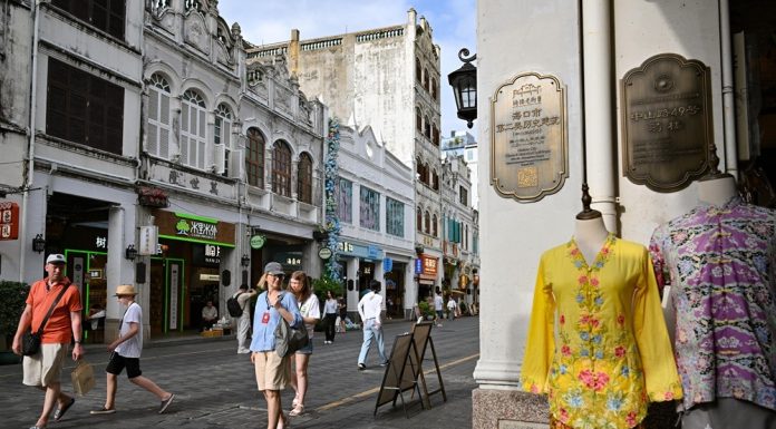 Cina: Haikou, la Qilou Old Street è diventata una meta popolare per turisti (2)