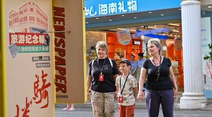 Cina: Haikou, la Qilou Old Street è diventata una meta popolare per turisti (3)