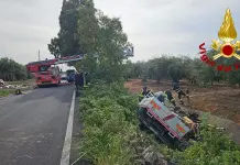 Un camion finisce in un canalone nel Catanese, ferito l’autista