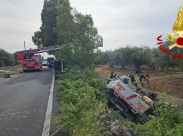 Un camion finisce in un canalone nel Catanese, ferito l’autista