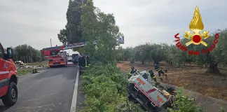 Un camion finisce in un canalone nel Catanese, ferito l’autista