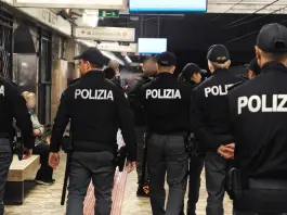 Roma, nascondigli sotterranei per droga e refurtiva: 5 arresti