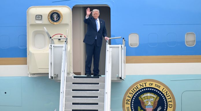 Trump conclude la visita in Cina e lascia Pechino