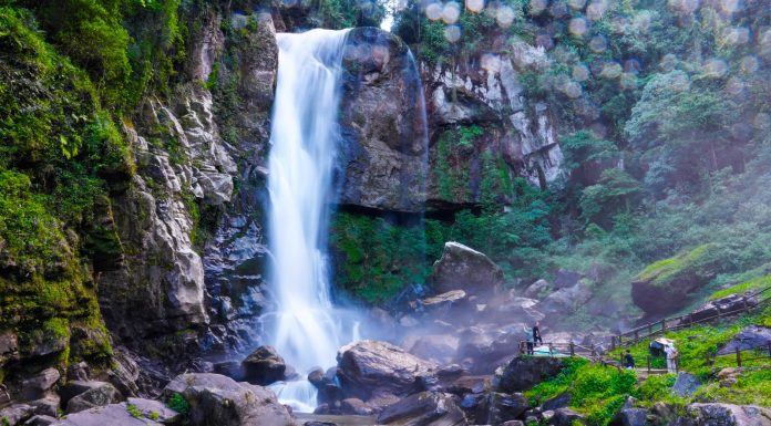 Cina: le cascate di Jinping acquistano popolarità come meta turistica (1)