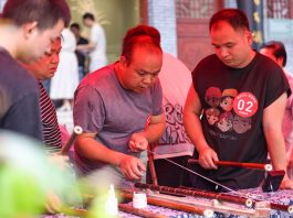 Cina: Guizhou, gara di abilità per realizzare flauti di bambù di Yuping (1)