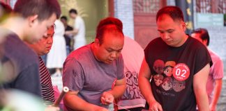 Cina: Guizhou, gara di abilità per realizzare flauti di bambù di Yuping (1)