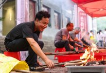 Cina: Guizhou, gara di abilità per realizzare flauti di bambù di Yuping (2)