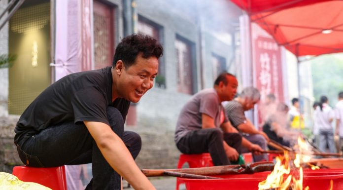 Cina: Guizhou, gara di abilità per realizzare flauti di bambù di Yuping (2)