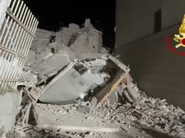 Napoli, nella notte crolla una porzione della Vela rossa di Scampia: nessun ferito / Video