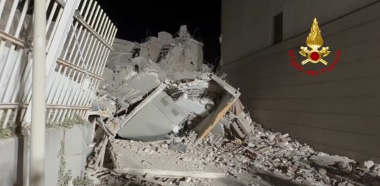 Napoli, nella notte crolla una porzione della Vela rossa di Scampia: nessun ferito / Video