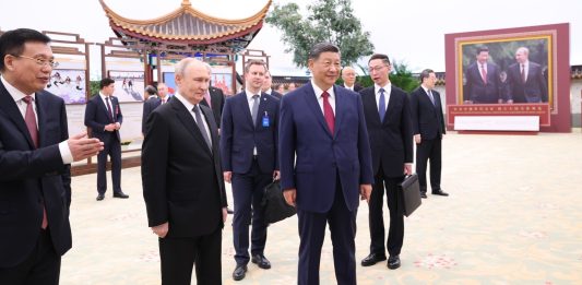 Xi e Putin visitano una mostra fotografica che celebra l’amicizia Cina-Russia