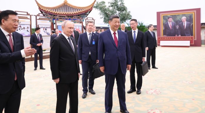Xi e Putin visitano una mostra fotografica che celebra l’amicizia Cina-Russia