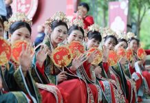 Cina: Tianjin, 14 coppie celebrano matrimonio collettivo in abiti tradizionali (3)