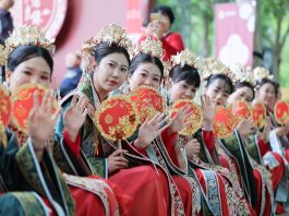 Cina: Tianjin, 14 coppie celebrano matrimonio collettivo in abiti tradizionali (3)