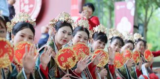 Cina: Tianjin, 14 coppie celebrano matrimonio collettivo in abiti tradizionali (3)