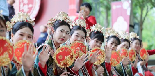 Cina: Tianjin, 14 coppie celebrano matrimonio collettivo in abiti tradizionali (3)