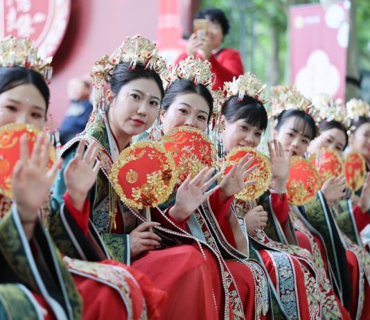 Cina: Tianjin, 14 coppie celebrano matrimonio collettivo in abiti tradizionali (3)