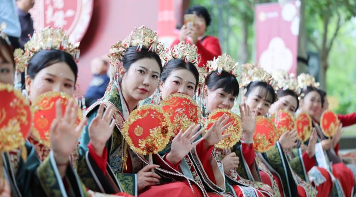 Cina: Tianjin, 14 coppie celebrano matrimonio collettivo in abiti tradizionali (3)