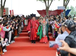 Cina: Tianjin, 14 coppie celebrano matrimonio collettivo in abiti tradizionali (2)