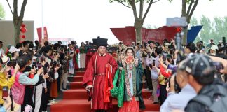 Cina: Tianjin, 14 coppie celebrano matrimonio collettivo in abiti tradizionali (2)