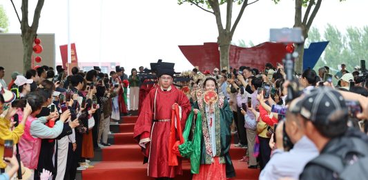 Cina: Tianjin, 14 coppie celebrano matrimonio collettivo in abiti tradizionali (2)