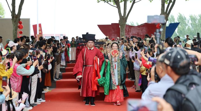 Cina: Tianjin, 14 coppie celebrano matrimonio collettivo in abiti tradizionali (2)