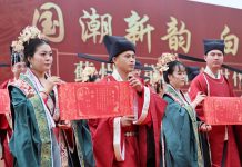 Cina: Tianjin, 14 coppie celebrano matrimonio collettivo in abiti tradizionali (1)