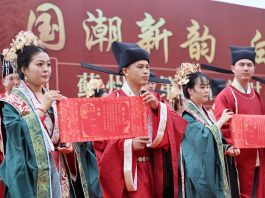 Cina: Tianjin, 14 coppie celebrano matrimonio collettivo in abiti tradizionali (1)