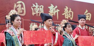 Cina: Tianjin, 14 coppie celebrano matrimonio collettivo in abiti tradizionali (1)