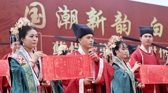 Cina: Tianjin, 14 coppie celebrano matrimonio collettivo in abiti tradizionali (1)