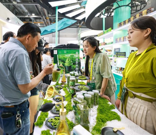 Cina: Hangzhou, al via l’ottava Fiera internazionale del tè cinese (1)