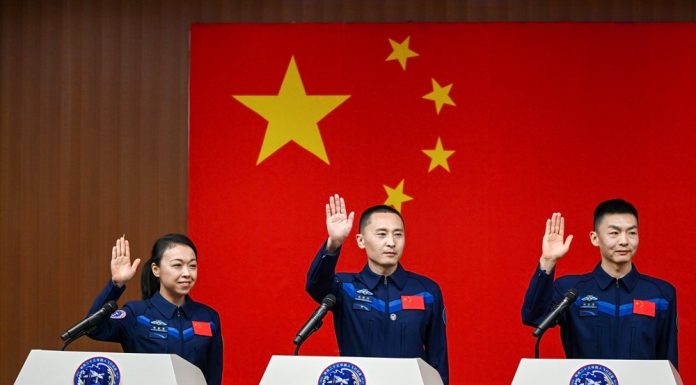 Cina: gli astronauti di Shenzhou-23 incontrano la stampa (2)