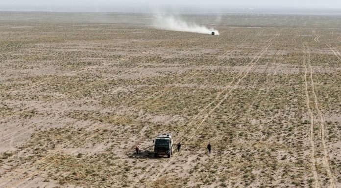Cina: da 19 anni nel deserto per trasformare le dune in oasi (2)