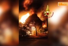 Settimo Milanese, scoppia un violento incendio in un centro di autodemolizione / Video