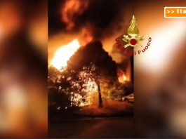 Settimo Milanese, scoppia un violento incendio in un centro di autodemolizione / Video