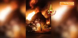 Settimo Milanese, scoppia un violento incendio in un centro di autodemolizione / Video
