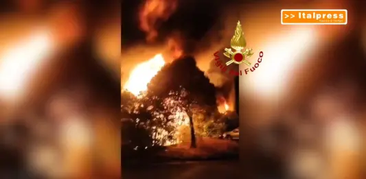Settimo Milanese, scoppia un violento incendio in un centro di autodemolizione / Video