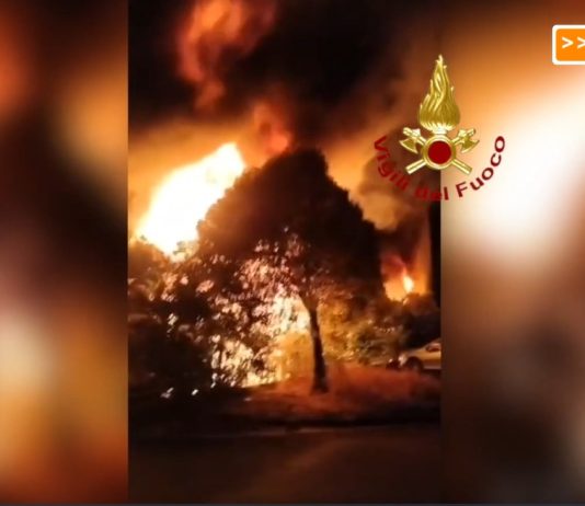 Settimo Milanese, scoppia un violento incendio in un centro di autodemolizione / Video