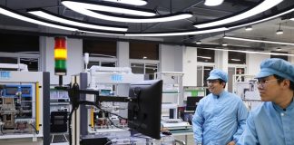 Cina: Tianjin, giovane progettista impegnato nello sviluppo indipendente di componenti robotici (1)