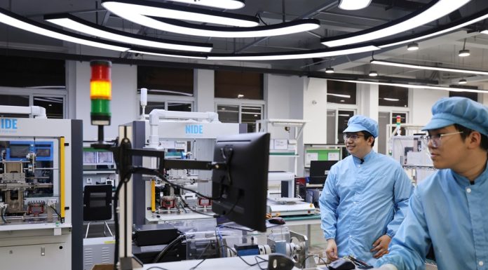 Cina: Tianjin, giovane progettista impegnato nello sviluppo indipendente di componenti robotici (1)