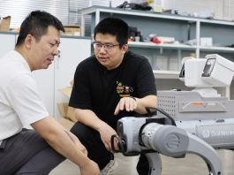 Cina: Tianjin, giovane progettista impegnato nello sviluppo indipendente di componenti robotici (2)