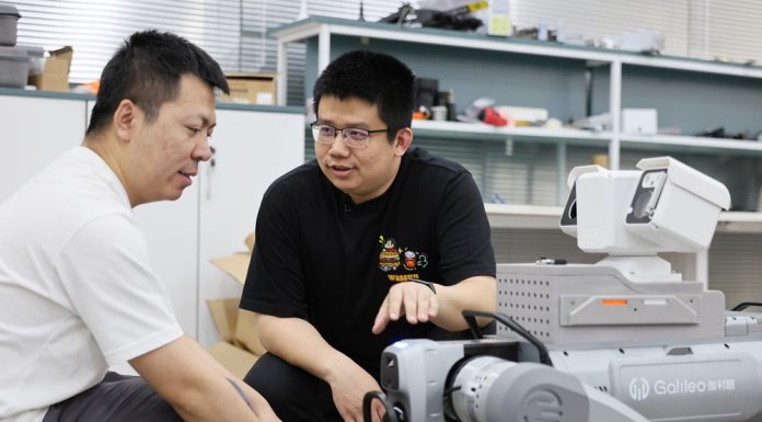 Cina: Tianjin, giovane progettista impegnato nello sviluppo indipendente di componenti robotici (2)